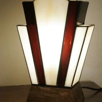 Lampe Art Déco en vitrail Tiffany ivoire flammé brun et chocolat noir sur socle en chêne massif sculpté, création artisanale française.