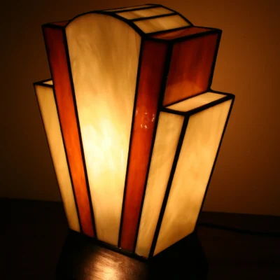Lampe Art Déco en vitrail Tiffany ivoire profond et caramel chaud, socle en chêne massif doré, création artisanale faite main.