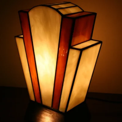 Lampe Art Déco en vitrail Tiffany ivoire profond et caramel chaud, socle en chêne massif doré, création artisanale faite main.