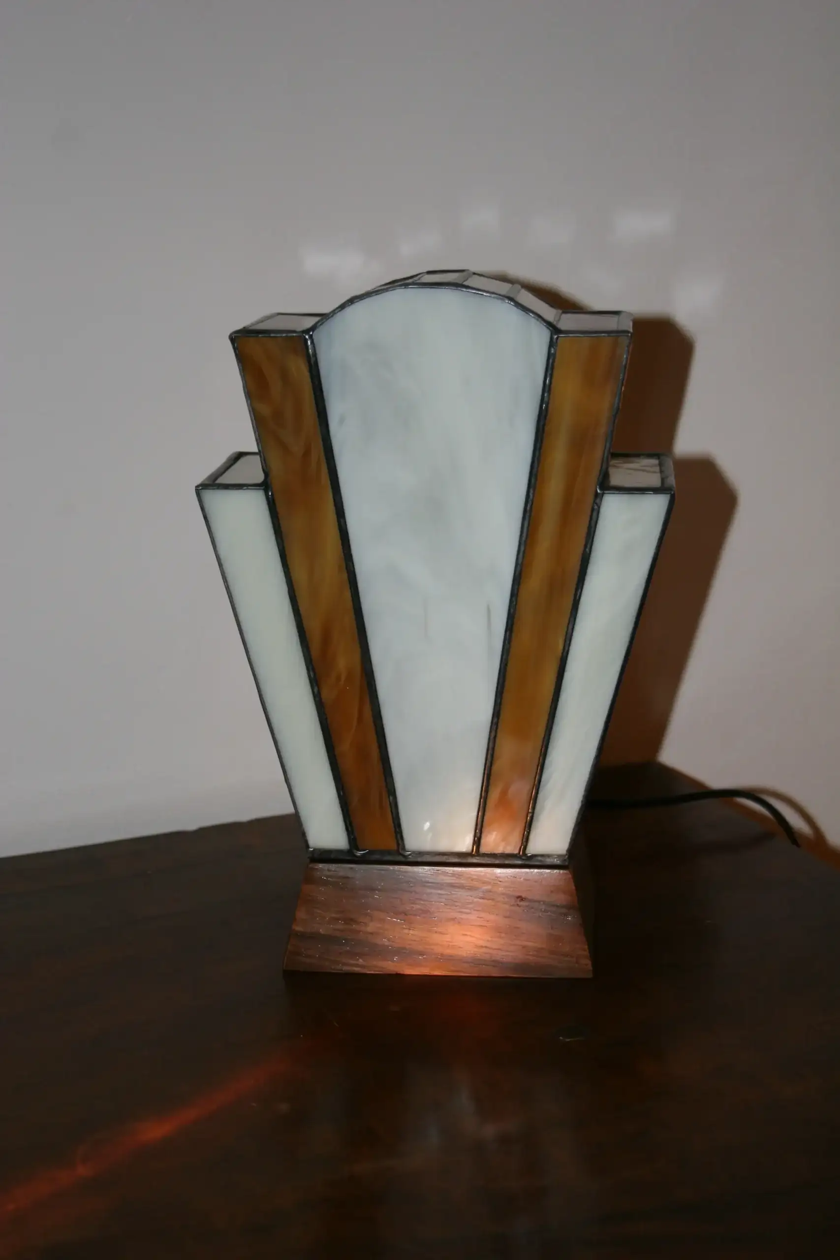 Lampe Art Déco en vitrail Tiffany ivoire profond et caramel chaud, socle en chêne massif doré, création artisanale faite main.