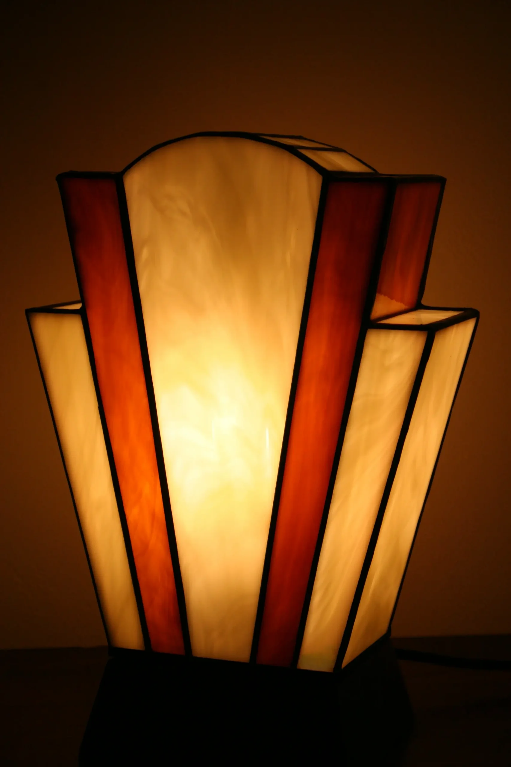 Lampe Art Déco en vitrail Tiffany ivoire profond et caramel chaud, socle en chêne massif doré, création artisanale faite main.
