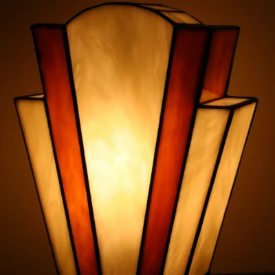 Lampe Art Déco en vitrail Tiffany ivoire profond et caramel chaud, socle en chêne massif doré, création artisanale faite main.