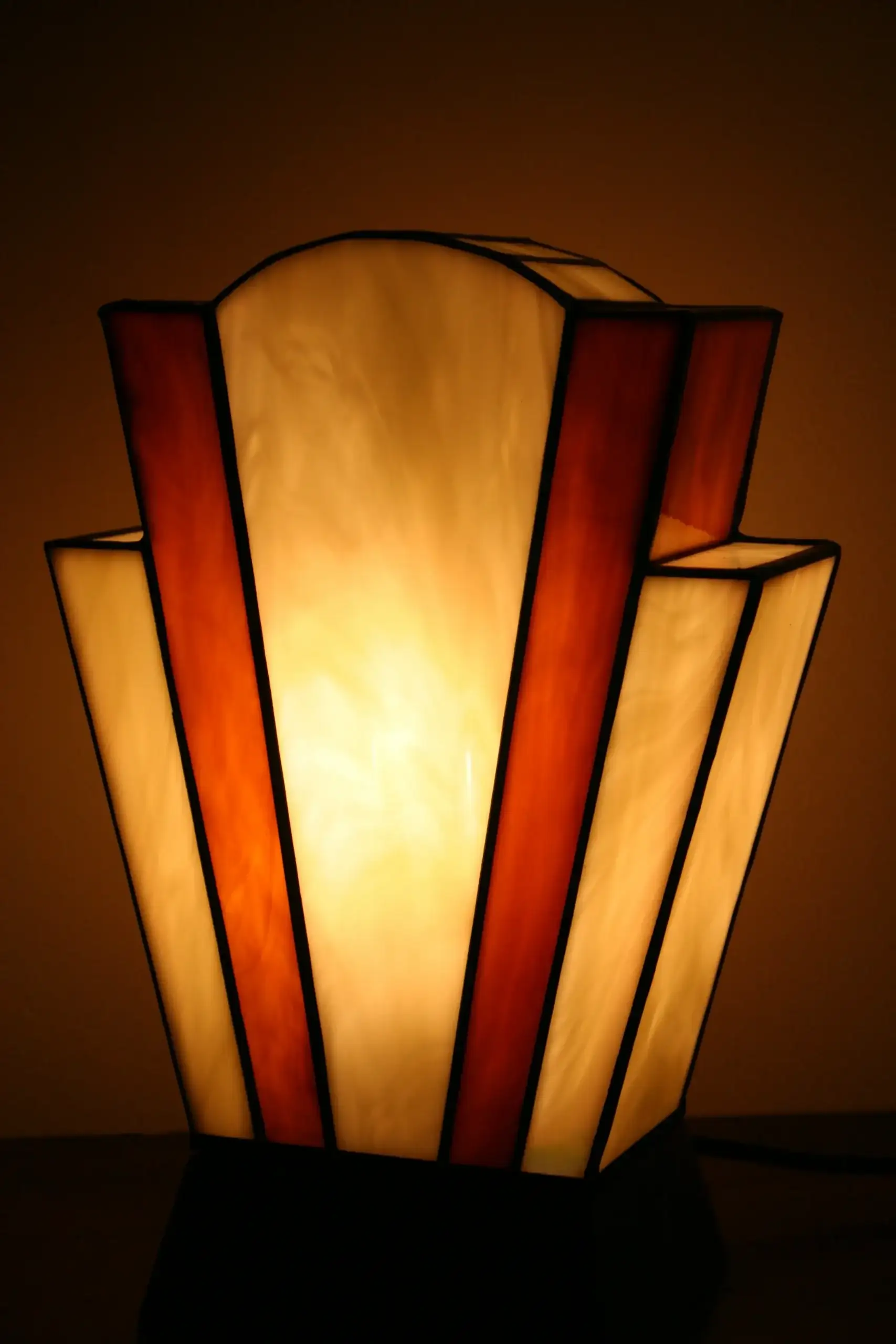 Lampe Art Déco en vitrail Tiffany ivoire profond et caramel chaud, socle en chêne massif doré, création artisanale faite main.