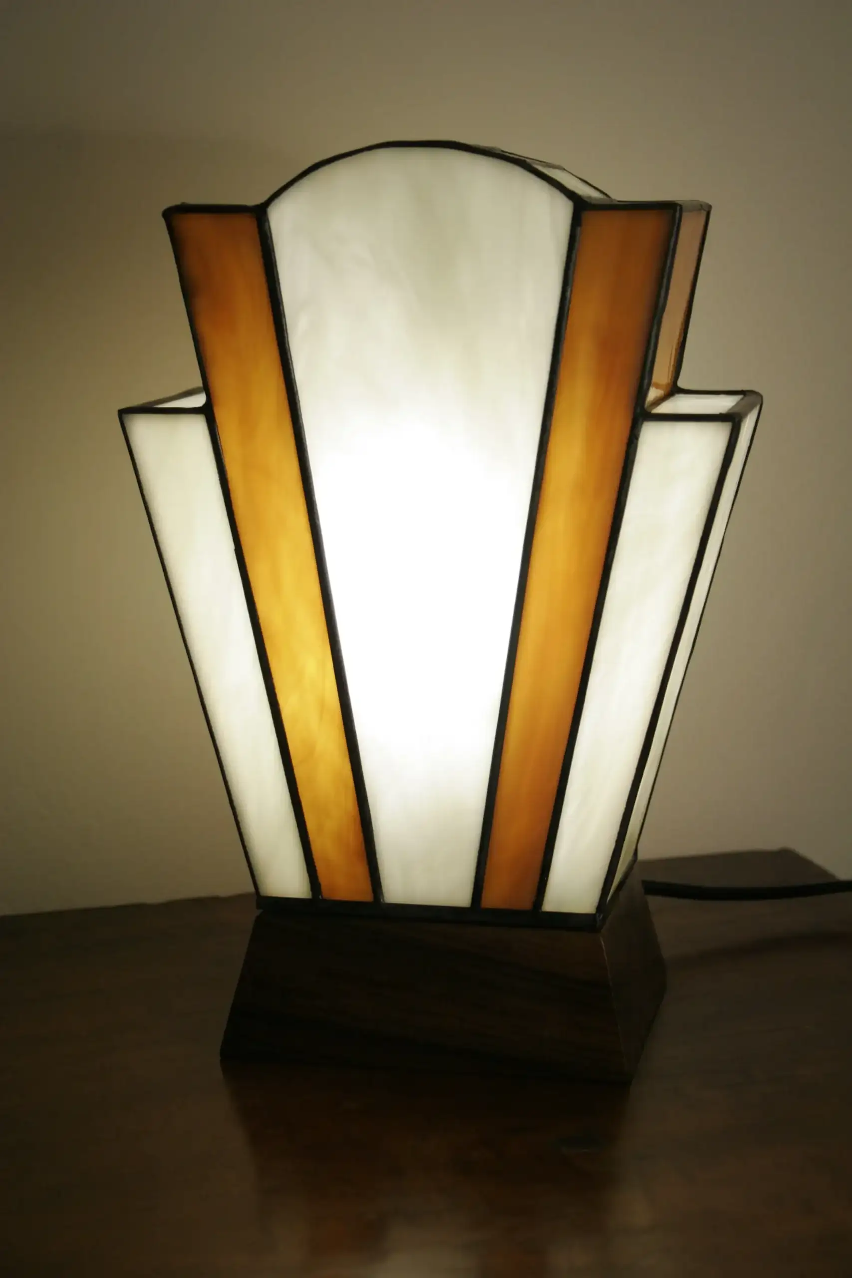 Lampe Art Déco en vitrail Tiffany ivoire profond et caramel chaud, socle en chêne massif doré, création artisanale faite main.