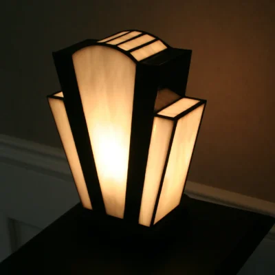 Lampe Art Déco vitrail Tiffany 1927 Noir et Blanc en verres opalescents blanc perle et noir avec socle en chêne massif sculpté teinté noir, création artisanale d’artiste verrier.