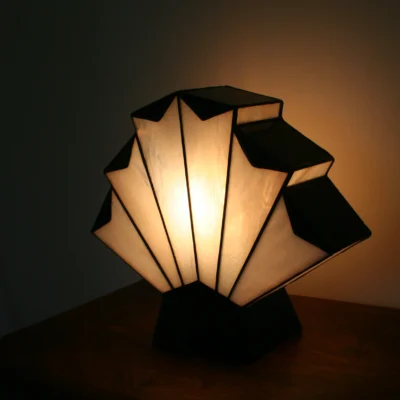Lampe Art Déco en vitrail Tiffany blanc opalescent et noir ancien texturé, socle en chêne massif noir, création artisanale faite main.