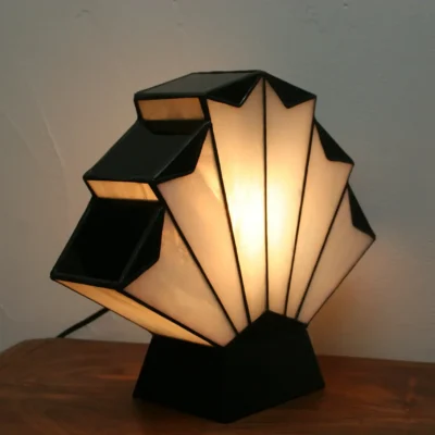 Lampe Art Déco en vitrail Tiffany blanc opalescent et noir ancien texturé, socle en chêne massif noir, création artisanale faite main.