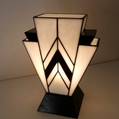 Lampe Art Déco en vitrail Tiffany blanc et noir, motif géométrique 1931, verres opalescents et socle en chêne massif noir sculpté.