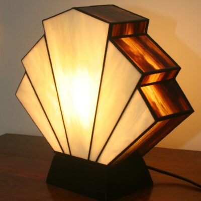 Lampe Art Déco 1928 Flabellum en vitrail Tiffany, verre ivoire et ambre, fabrication artisanale avec socle en chêne massif noir patiné