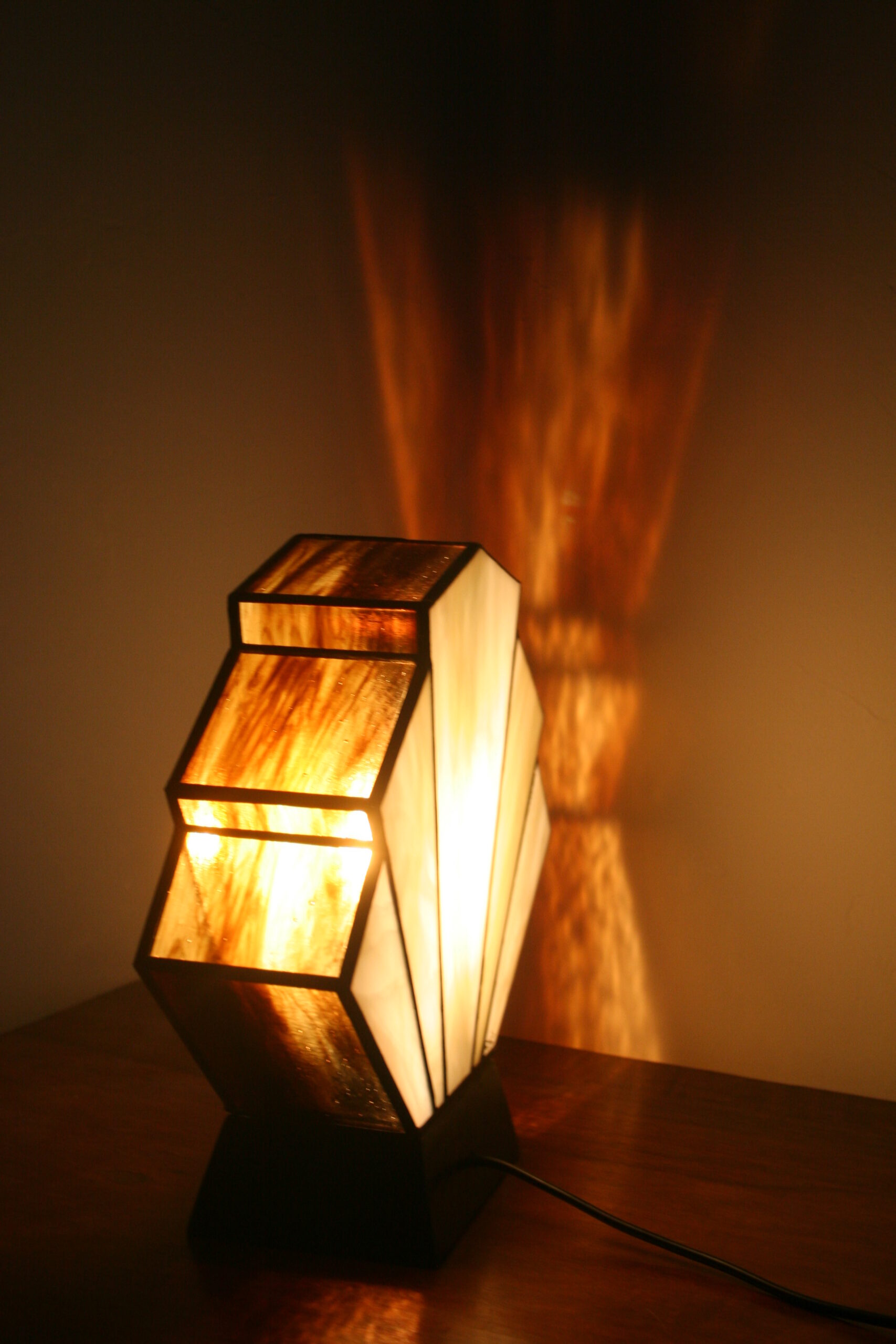 Lampe Art Déco 1928 Flabellum en vitrail Tiffany, verre ivoire et ambre, fabrication artisanale avec socle en chêne massif noir patiné