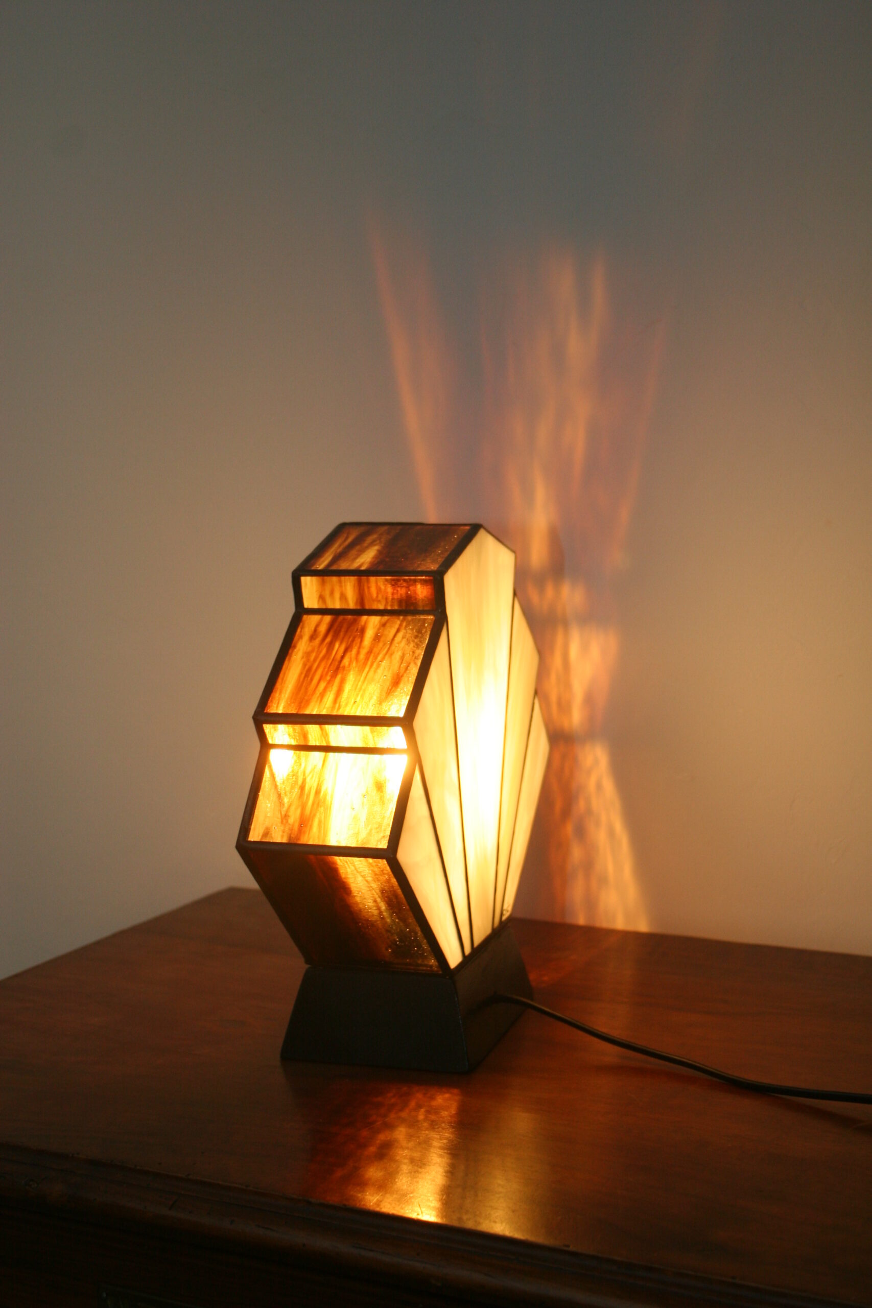 Lampe Art Déco 1928 Flabellum en vitrail Tiffany, verre ivoire et ambre, fabrication artisanale avec socle en chêne massif noir patiné