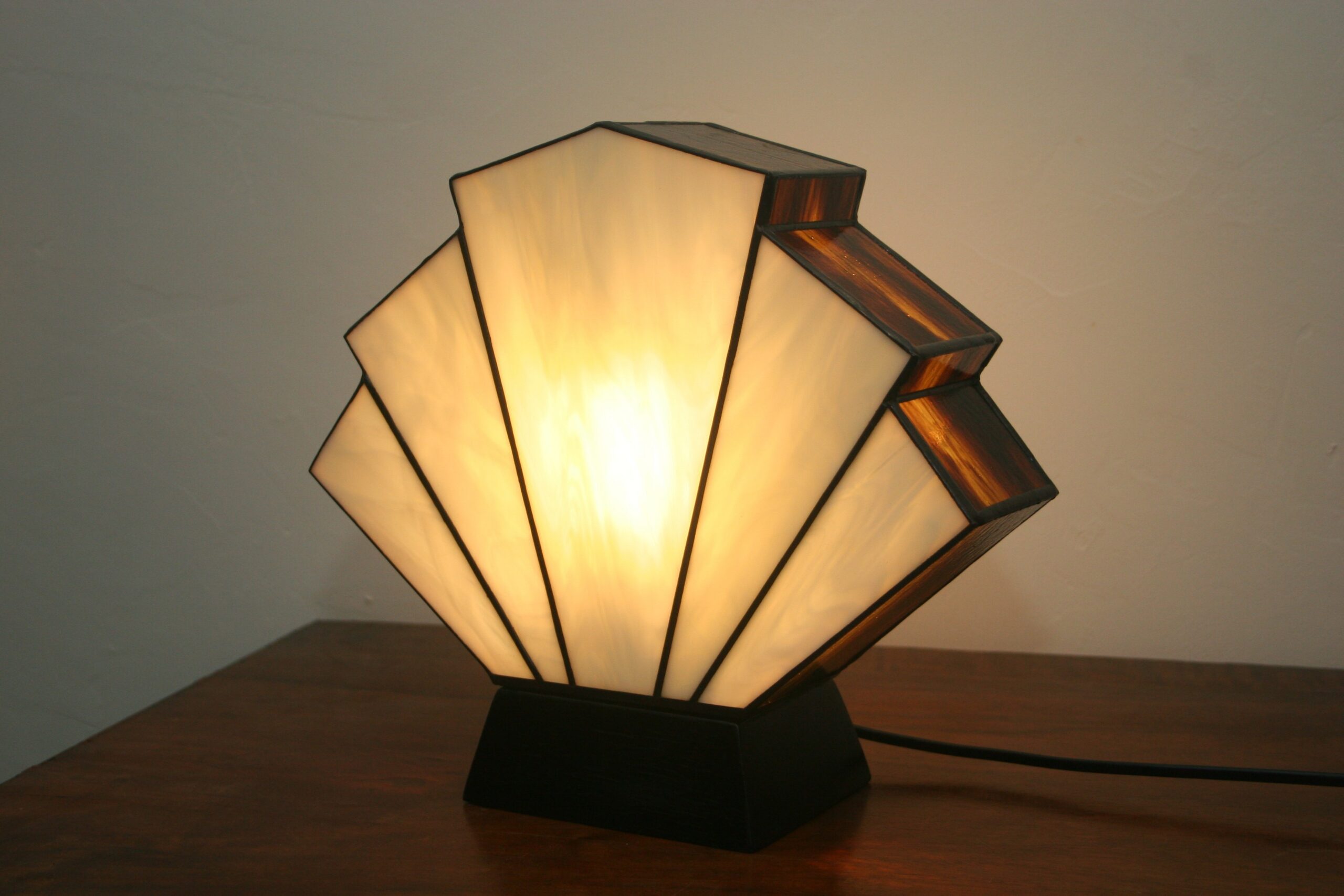 Lampe Art Déco 1928 Flabellum en vitrail Tiffany, verre ivoire et ambre, fabrication artisanale avec socle en chêne massif noir patiné