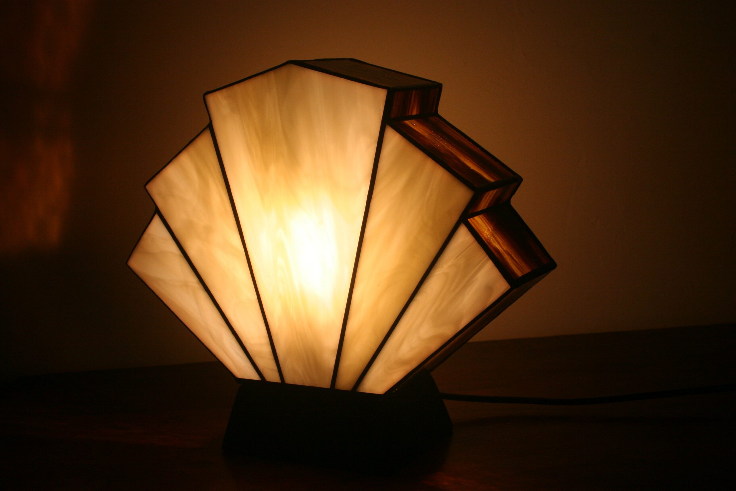 Lampe Art Déco 1928 Flabellum en vitrail Tiffany, verre ivoire et ambre, fabrication artisanale avec socle en chêne massif noir patiné