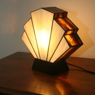 Lampe Art Déco 1928 Flabellum en vitrail Tiffany, verre ivoire et ambre, fabrication artisanale avec socle en chêne massif noir patiné