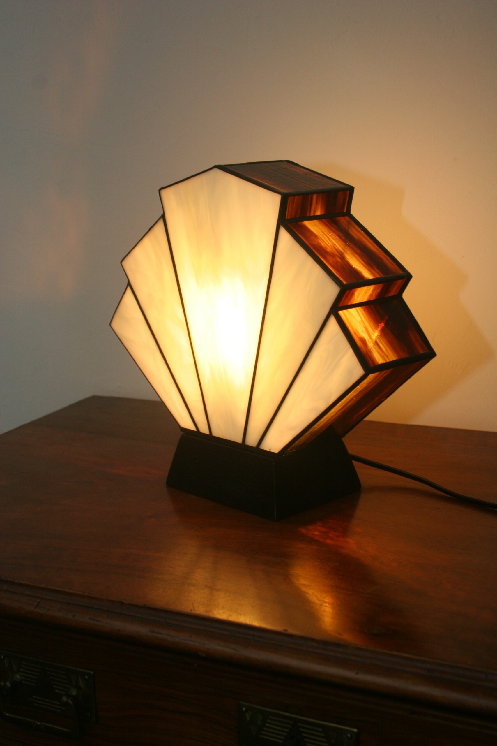 Lampe Art Déco 1928 Flabellum en vitrail Tiffany, verre ivoire et ambre, fabrication artisanale avec socle en chêne massif noir patiné