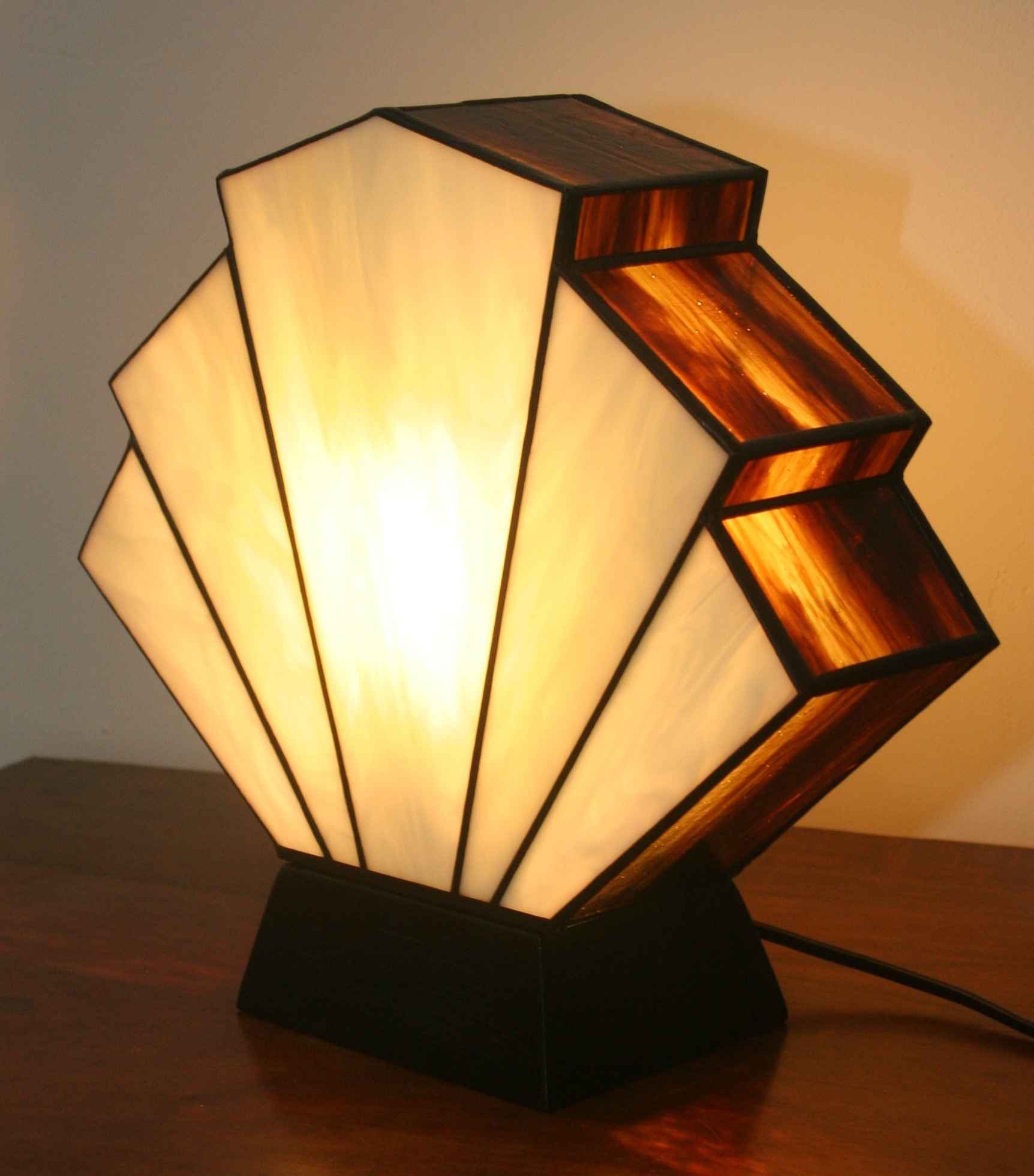 Lampe Art Déco 1928 Flabellum en vitrail Tiffany, verre ivoire et ambre, fabrication artisanale avec socle en chêne massif noir patiné
