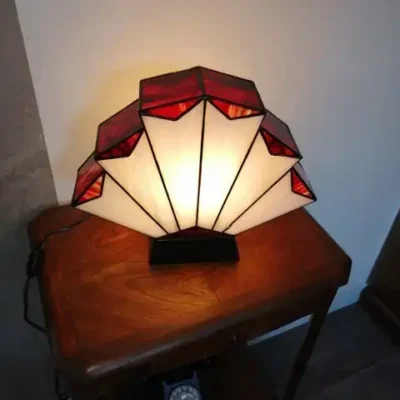 Lampe Art Déco artisanale en vitrail Tiffany « 1928 » en forme d’éventail, verre opalescent blanc et rouge Andrinople, montée sur socle en chêne massif noir patiné.