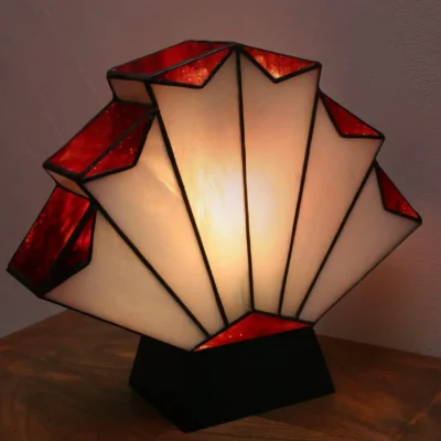 Lampe Art Déco artisanale en vitrail Tiffany « 1928 » en forme d’éventail, verre opalescent blanc et rouge Andrinople, montée sur socle en chêne massif noir patiné.