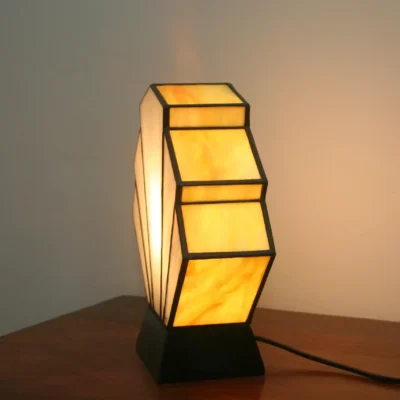 Lampe Art Déco 1928 en vitrail Tiffany, forme éventail flabellum, verres opalescents ivoire et jaune mimosa, socle en chêne massif noir patiné, lumière chaleureuse artisanale