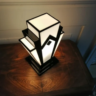 Lampe Art Déco 1929 en vitrail blanc et noir, verre opalescent lumineux avec décor géométrique en fusing, socle en chêne massif teinté noir, style graphique années 1920