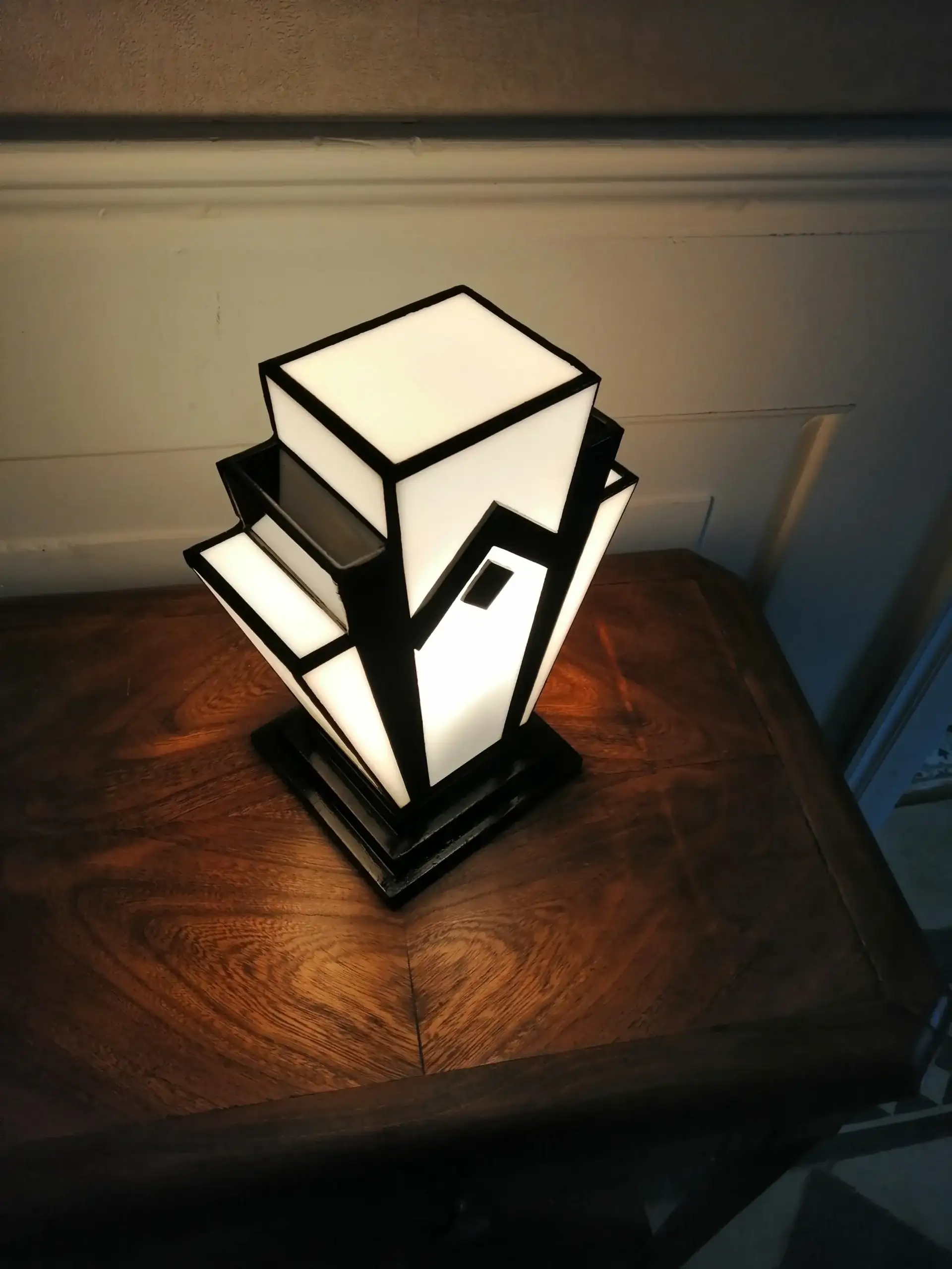 Lampe Art Déco 1929 en vitrail blanc et noir, verre opalescent lumineux avec décor géométrique en fusing, socle en chêne massif teinté noir, style graphique années 1920