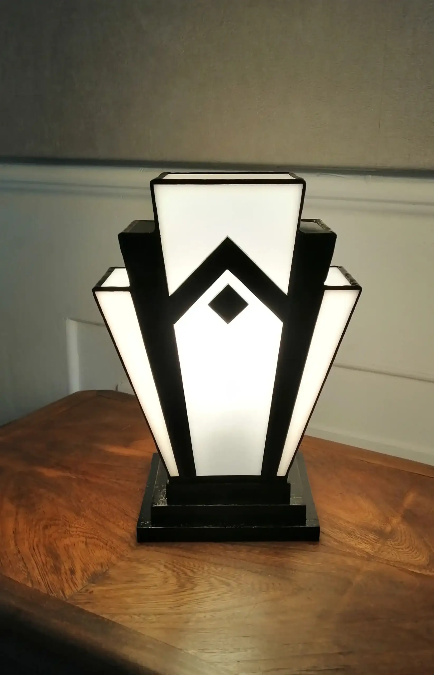 Lampe Art Déco 1929 en vitrail blanc et noir, verre opalescent lumineux avec décor géométrique en fusing, socle en chêne massif teinté noir, style graphique années 1920
