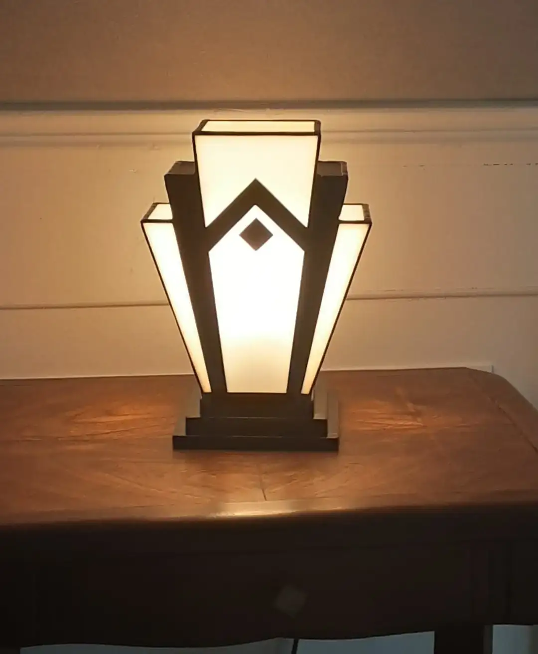 Lampe Art Déco 1929 en vitrail blanc et noir, verre opalescent lumineux avec décor géométrique en fusing, socle en chêne massif teinté noir, style graphique années 1920