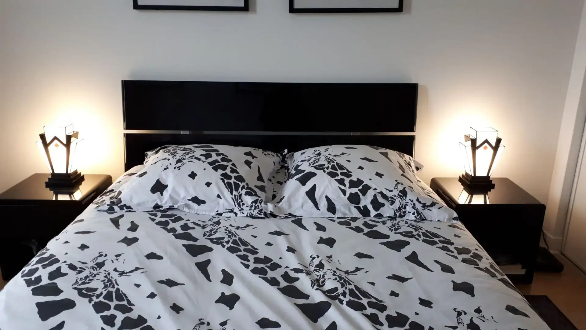 Lampe Art Déco 1929 en vitrail blanc et noir, verre opalescent lumineux avec décor géométrique en fusing, socle en chêne massif teinté noir, style graphique années 1920