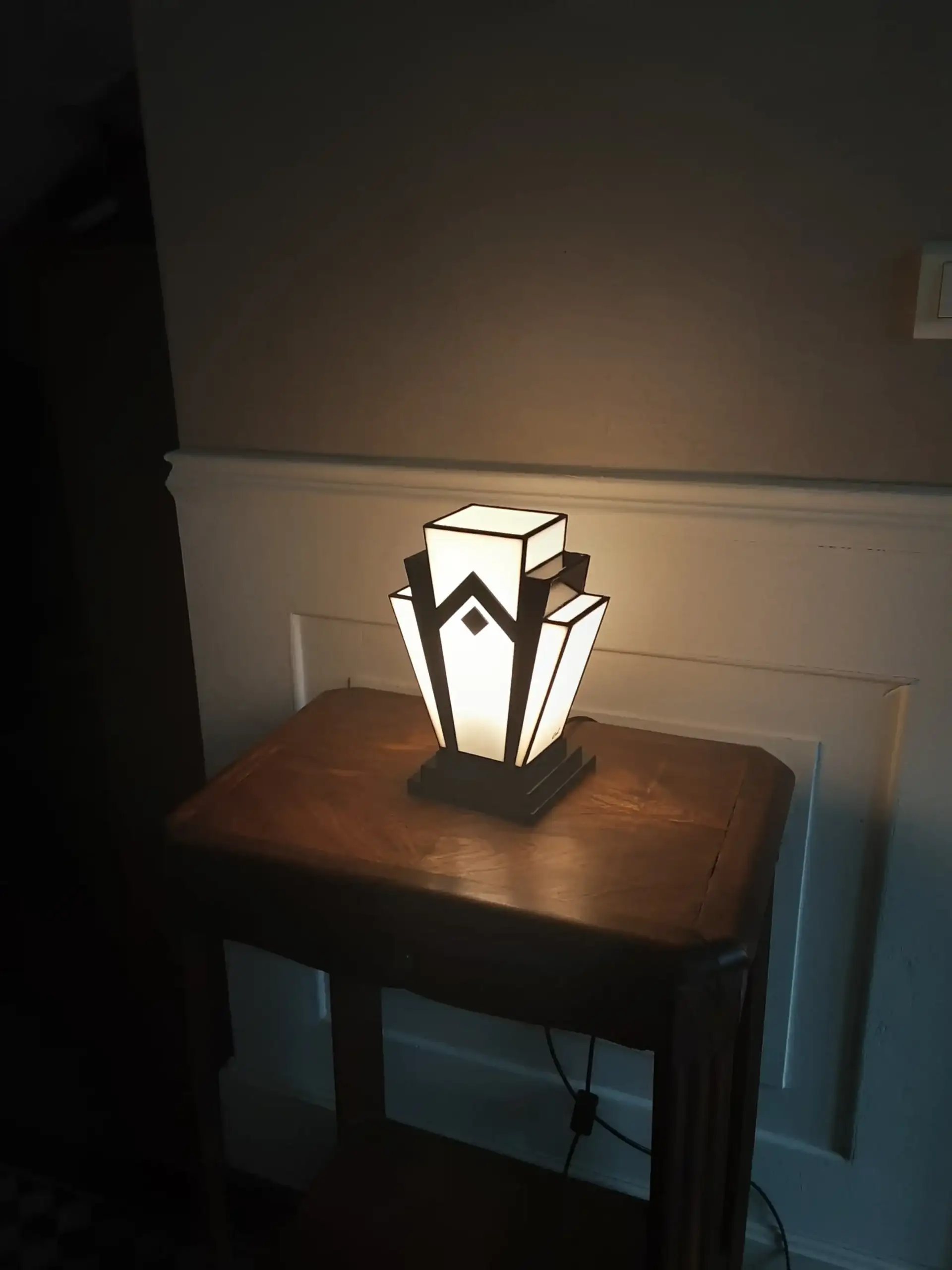 Lampe Art Déco 1929 en vitrail blanc et noir, verre opalescent lumineux avec décor géométrique en fusing, socle en chêne massif teinté noir, style graphique années 1920