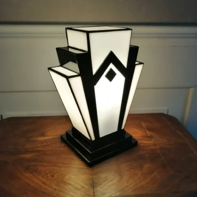 Lampe Art Déco 1929 en vitrail blanc et noir, verre opalescent lumineux avec décor géométrique en fusing, socle en chêne massif teinté noir, style graphique années 1920