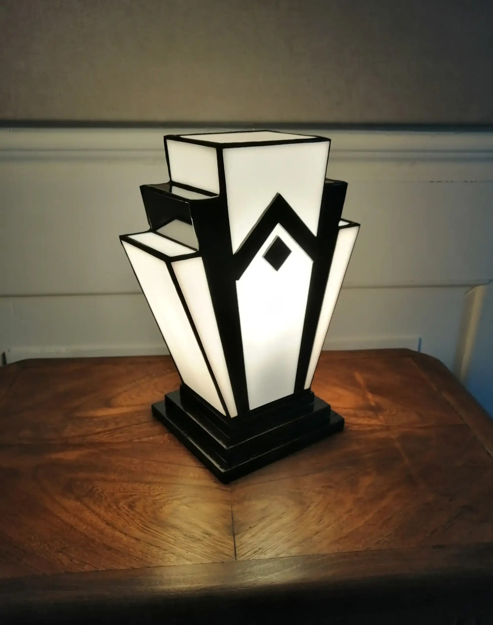 Lampe Art Déco 1929 en vitrail blanc et noir, verre opalescent lumineux avec décor géométrique en fusing, socle en chêne massif teinté noir, style graphique années 1920