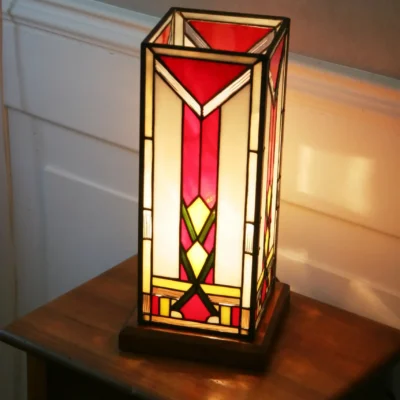Lampe colonne en vitrail Tiffany Art Déco en verres opalescents rouge, blanc, vert et jaune, soudures noires et socle en chêne massif, création artisanale.