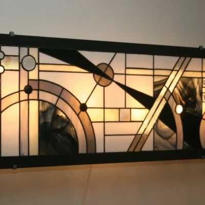 Applique murale artisanale en vitrail Tiffany Art Déco « Edora », grand luminaire mural géométrique en verre opalescent blanc, ivoire, gris et noir avec cabochons et cadre en acier.