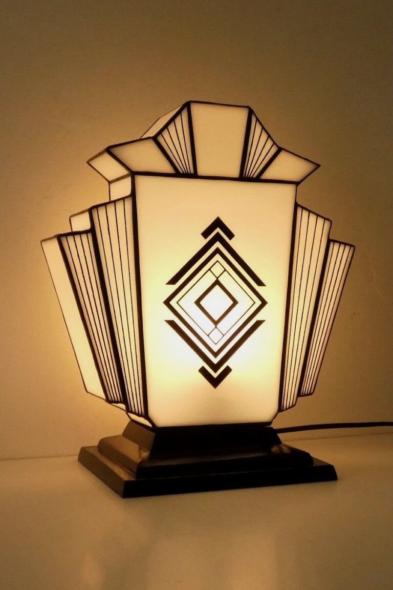Lampe Art Déco 1932 en vitrail Tiffany aux motifs géométriques