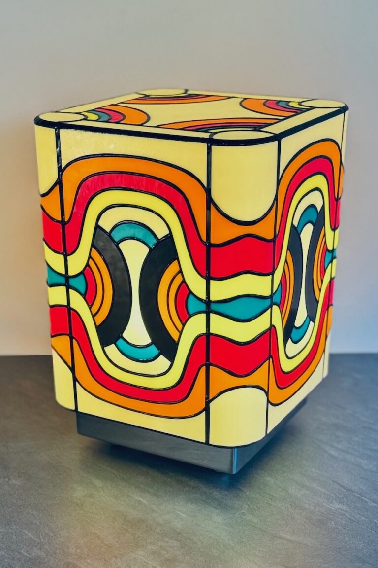 Lampe en vitrail Tiffany psychédélique, aux motifs colorés et ondulants