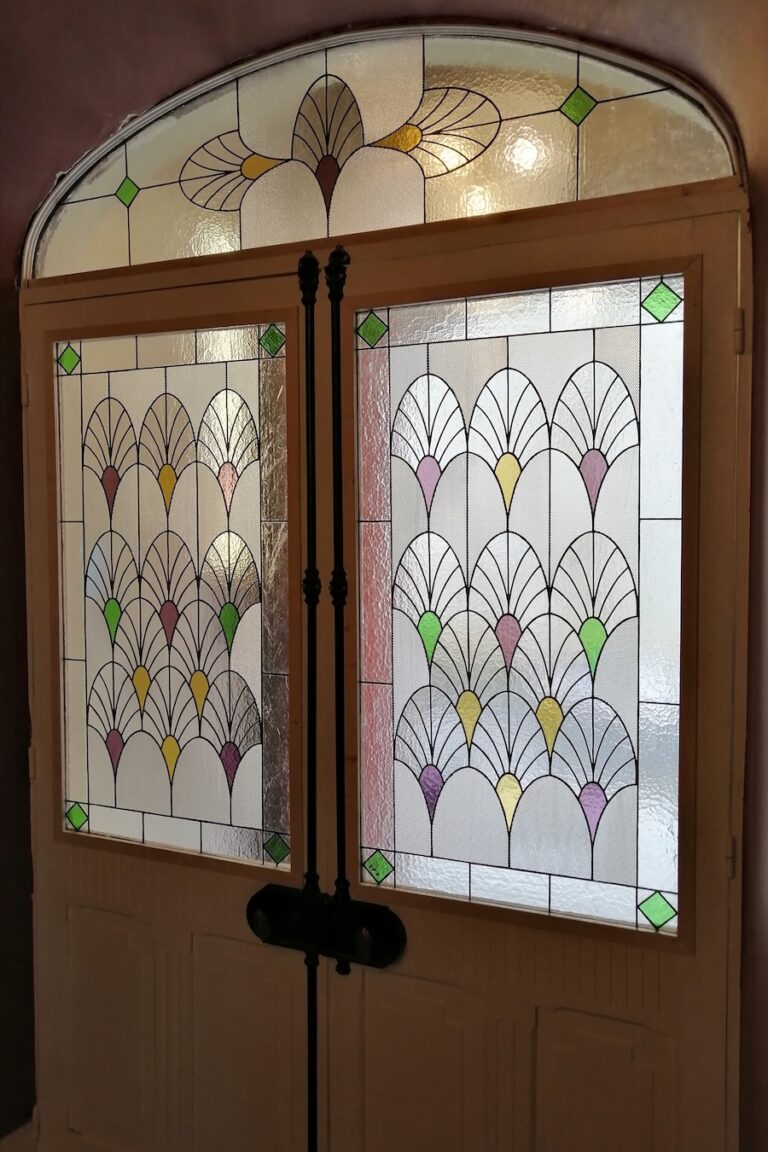 Vitrail Art Déco réalisé sur mesure pour une porte intérieure à Biarritz